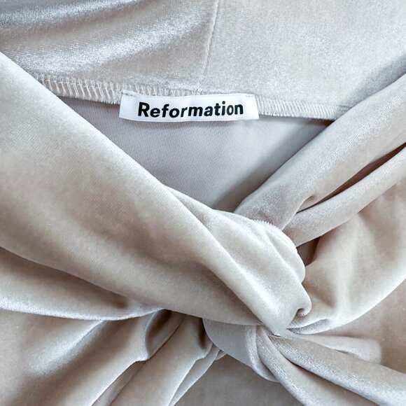 Reformation | Ezlynn Velvet Off‎ the Shoulder Top in Prosecco Velvet Small - Picture 6 of 7